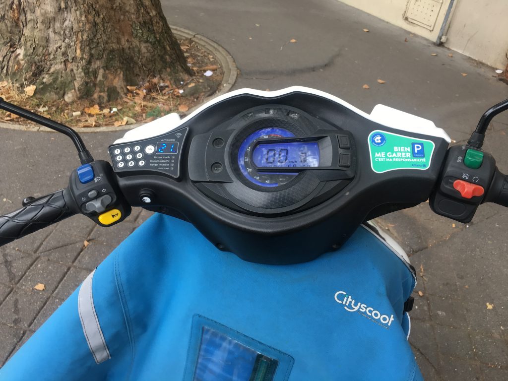 Paris : à pied, à cheval ou en scooter électrique ?