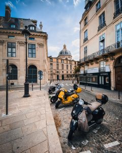 Scooters stationnés dans Paris